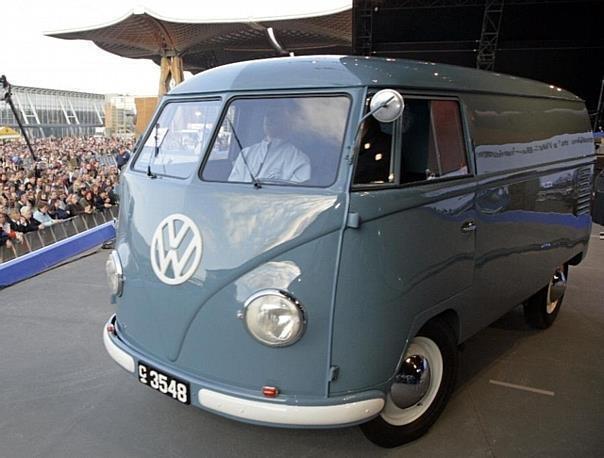 Der älteste Bulli kam aus Dänemark und ist am 5. August 1950 erstmals zugelassen worden. Foto: Auto-Reporter/Volkswagen Nutzfahrzeuge